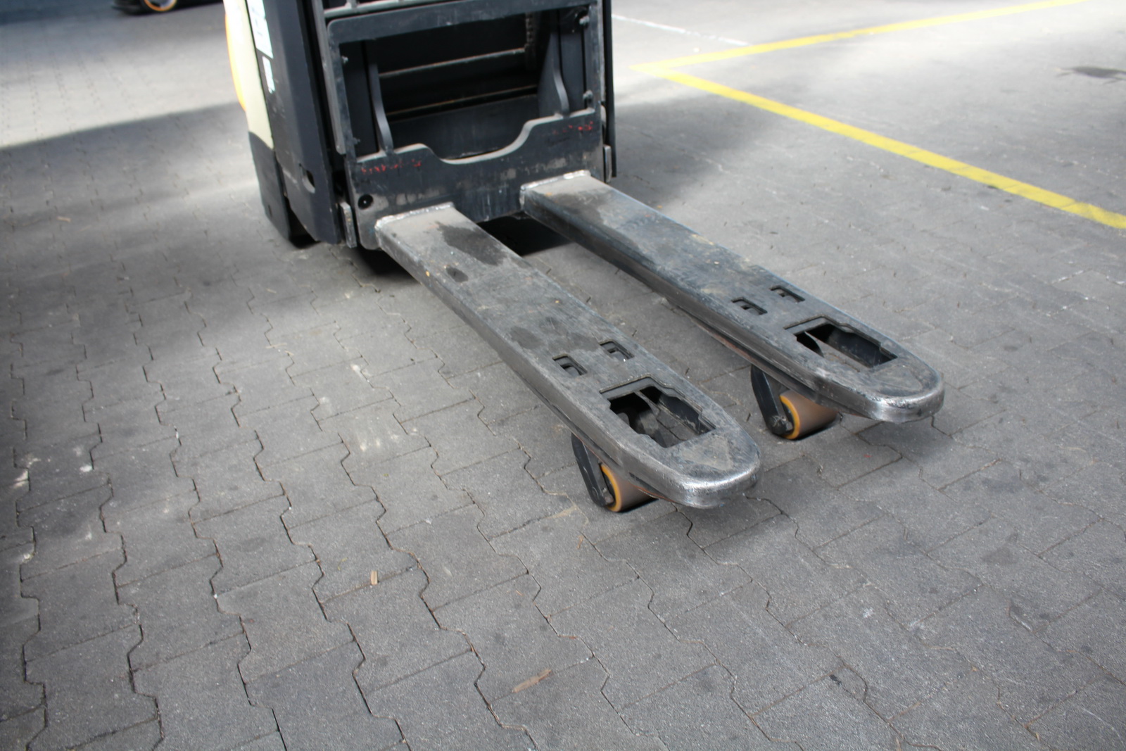 Magasemelésű vezetőplatformos raklapmozgató 11