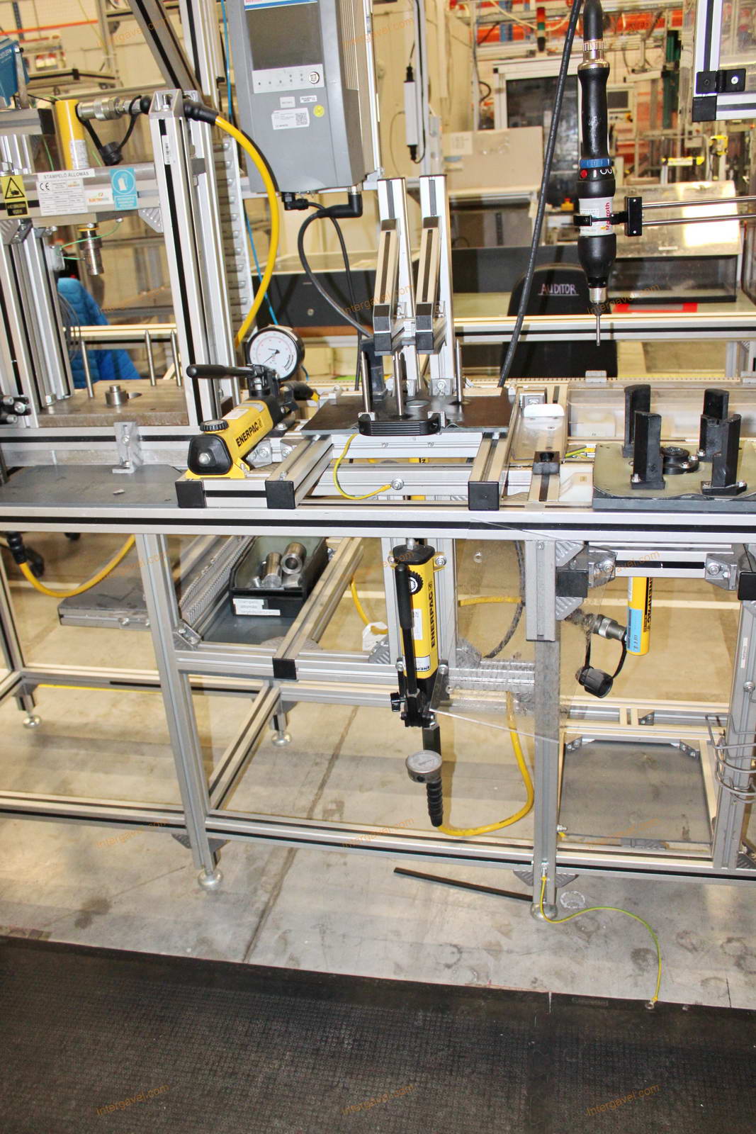 Szerelő munkahely 19