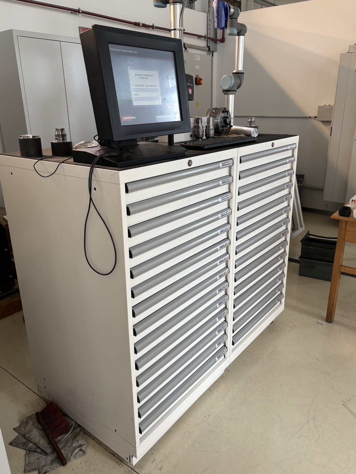 Tool dispensing machine 2