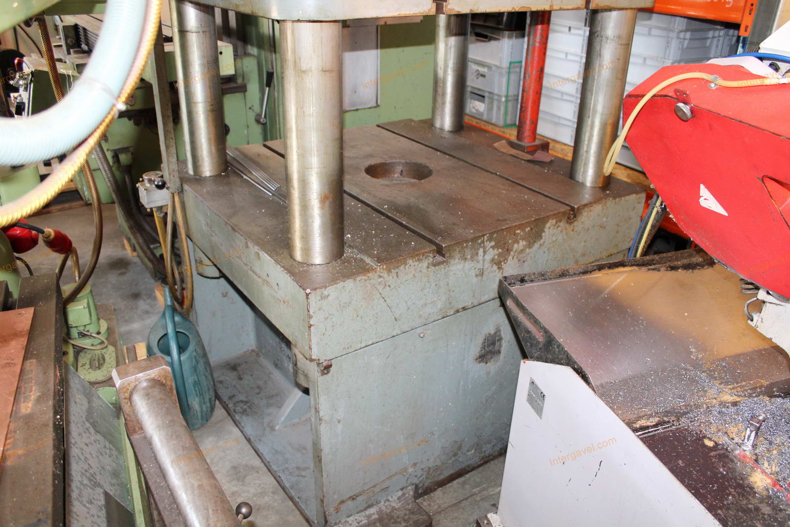 Four-pillar spindle press 5