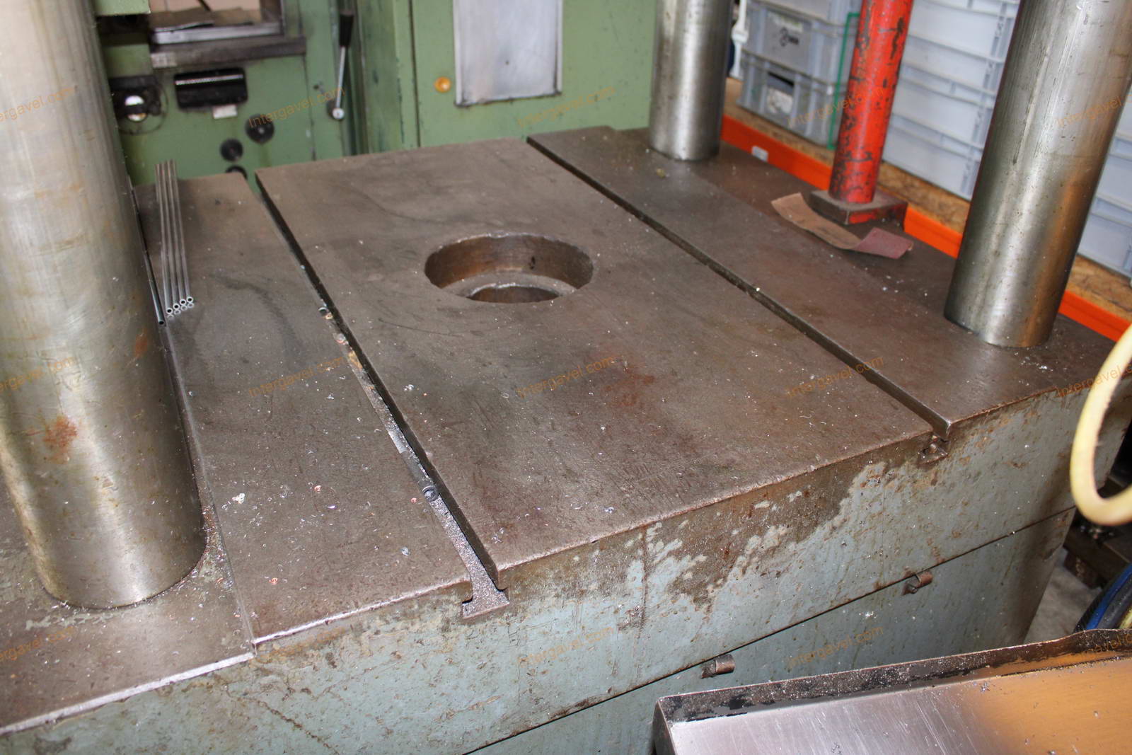 Four-pillar spindle press 6