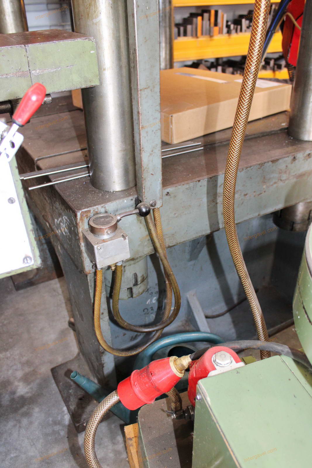 Four-pillar spindle press 11