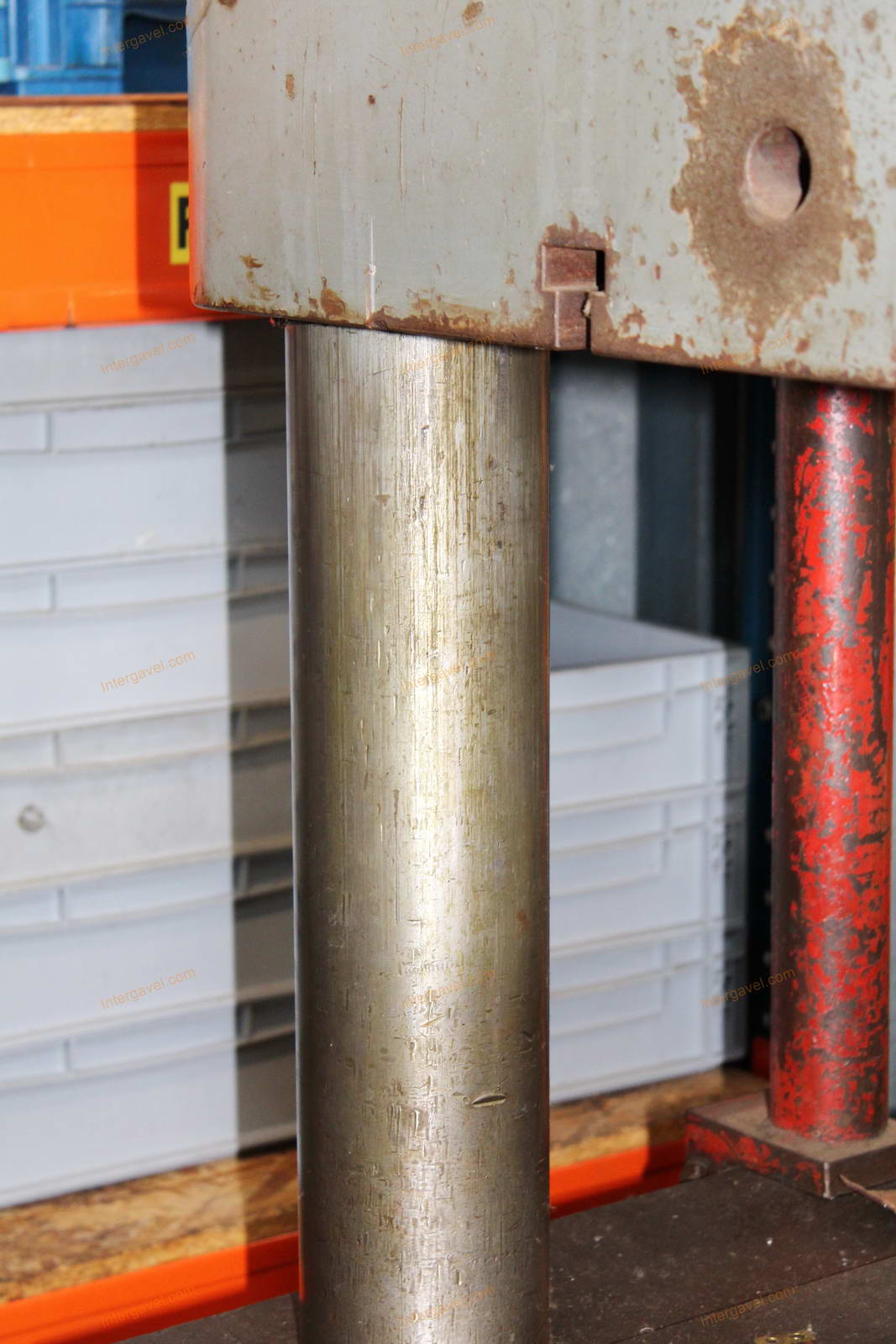 Four-pillar spindle press 14