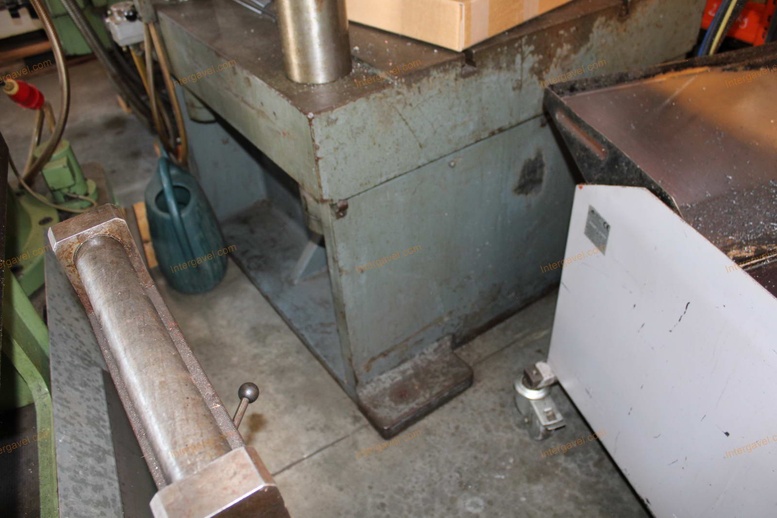 Four-pillar spindle press 16