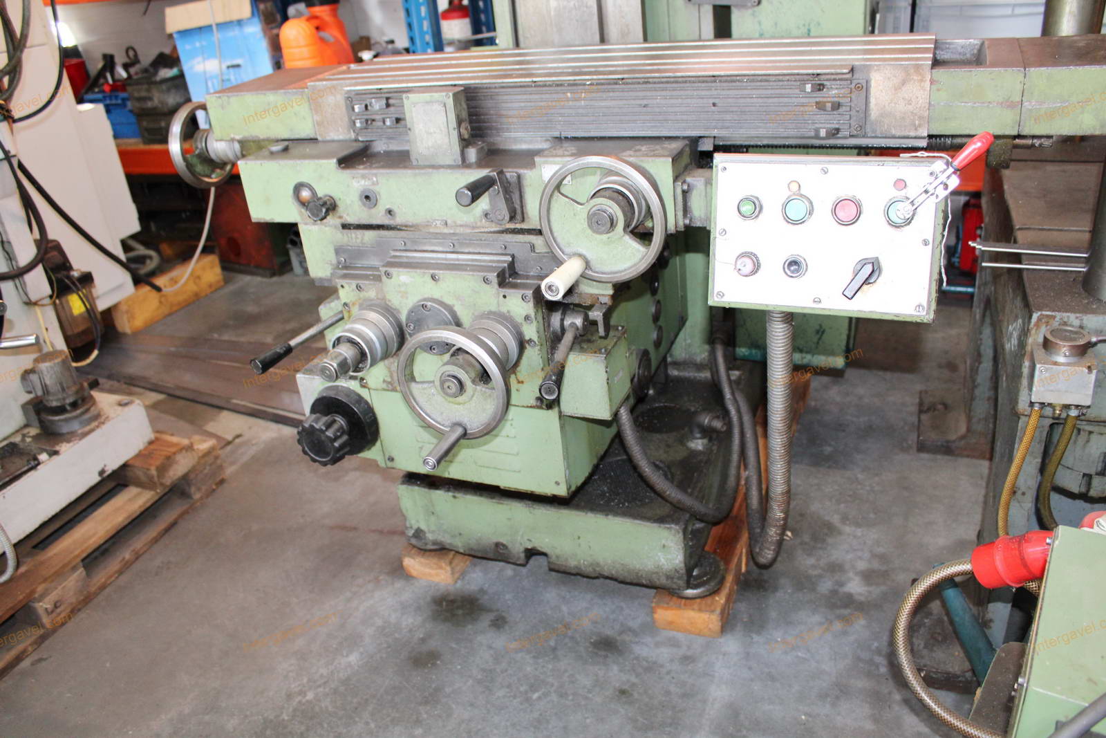 Milling machine 10