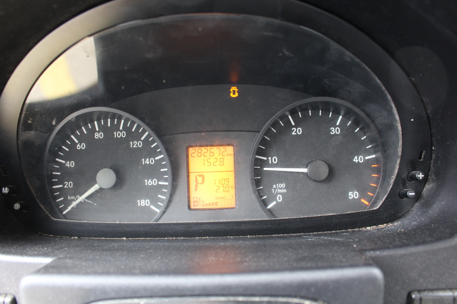 Hűtős kisteherautó 2