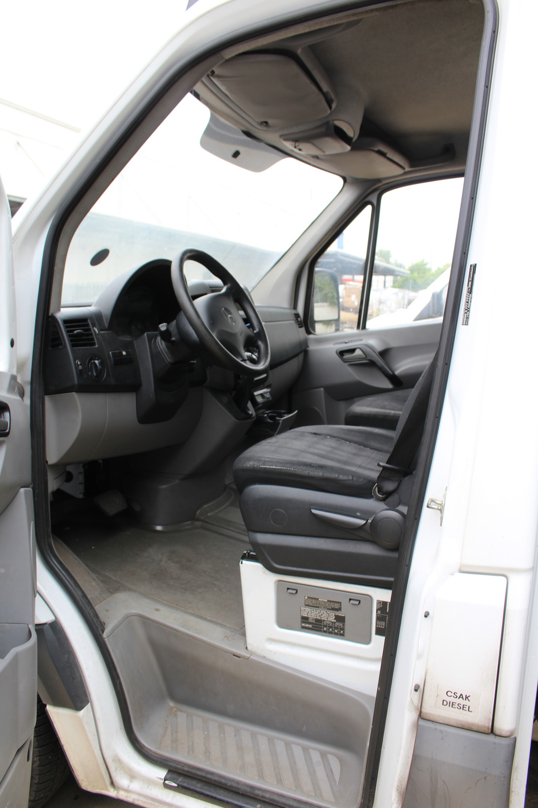 Hűtős kisteherautó 10