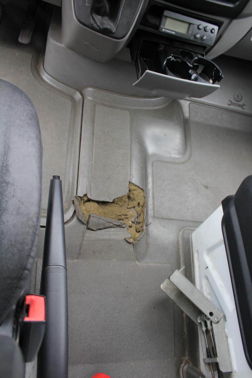 Hűtős kisteherautó 12