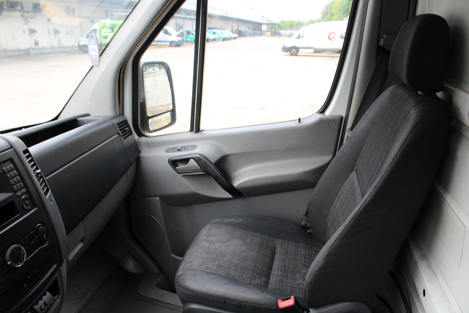 Hűtős kisteherautó 12