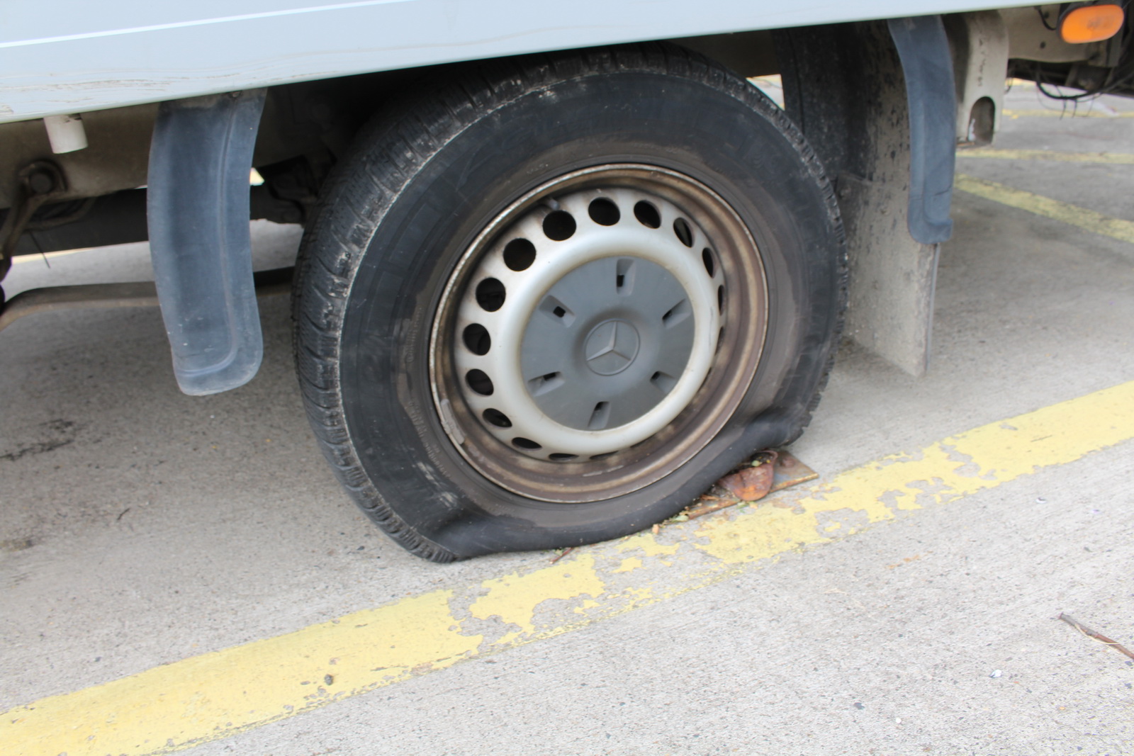 Hűtős kisteherautó 18