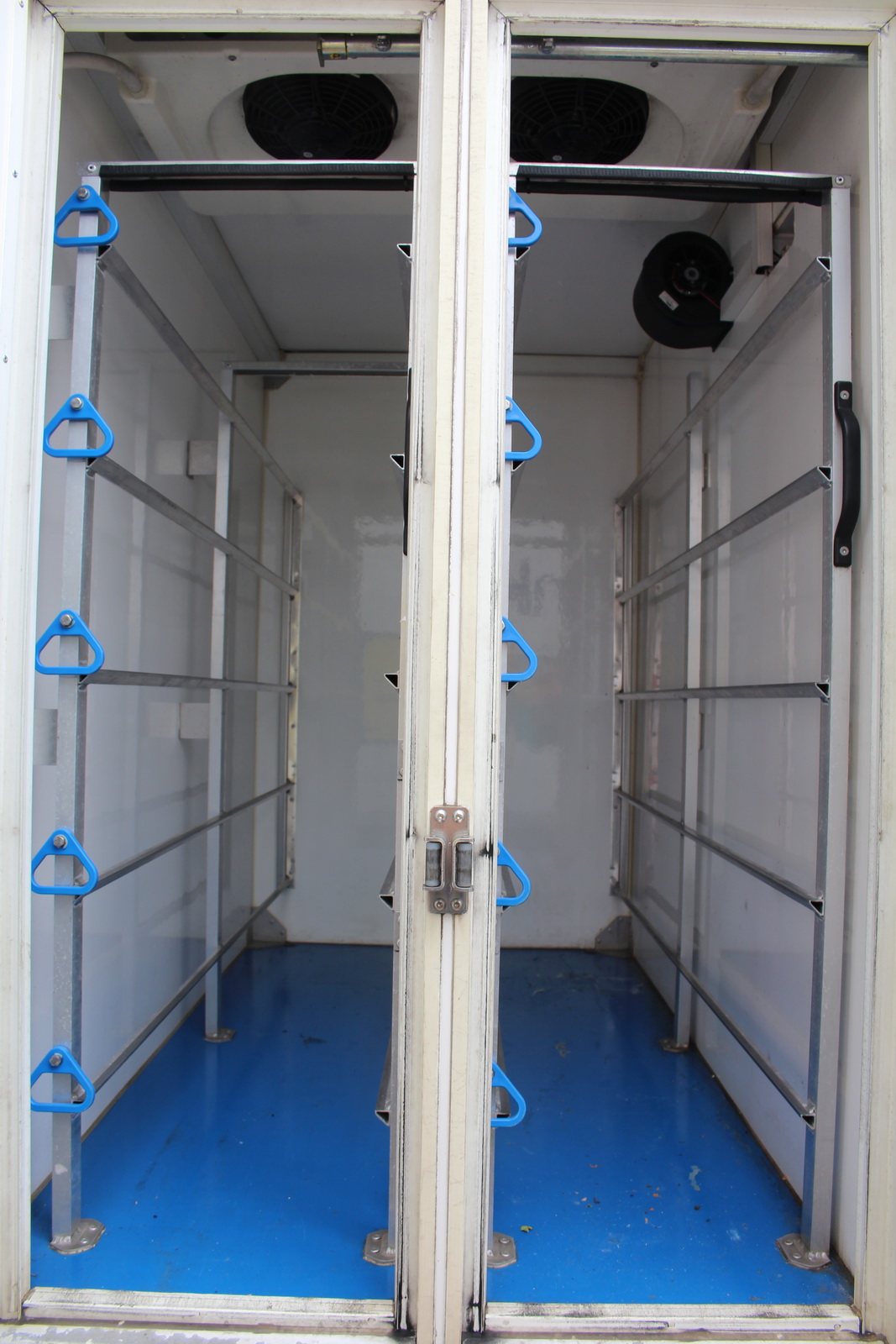 Hűtős kisteherautó 7