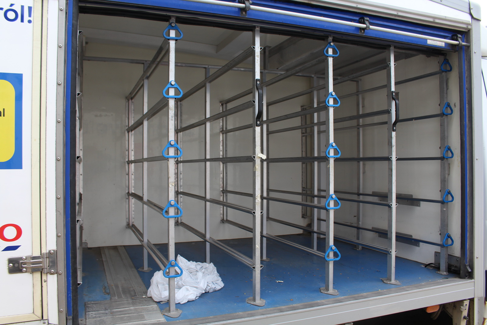 Hűtős kisteherautó 10