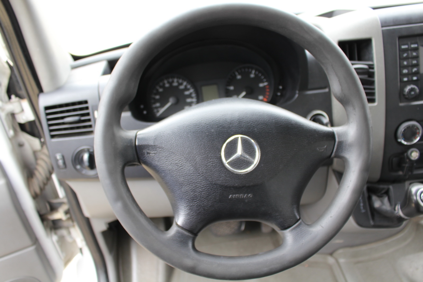 Hűtős kisteherautó 14