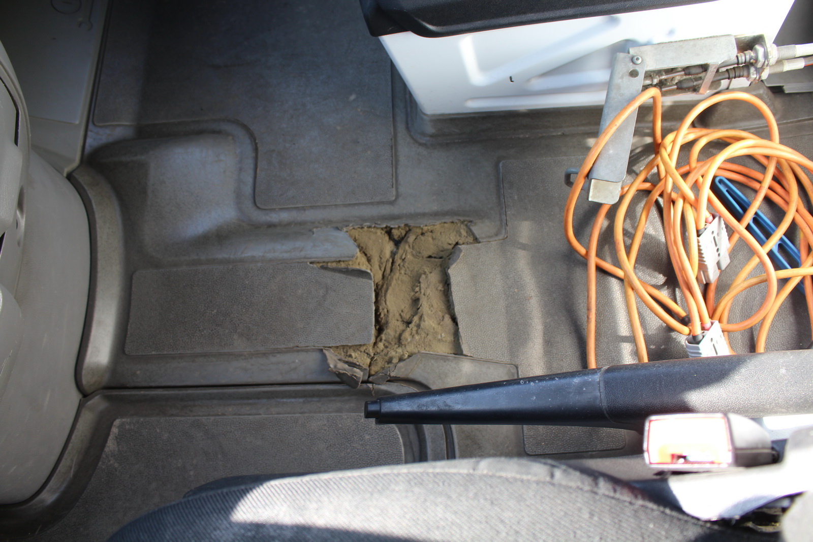 Hűtős kisteherautó 12