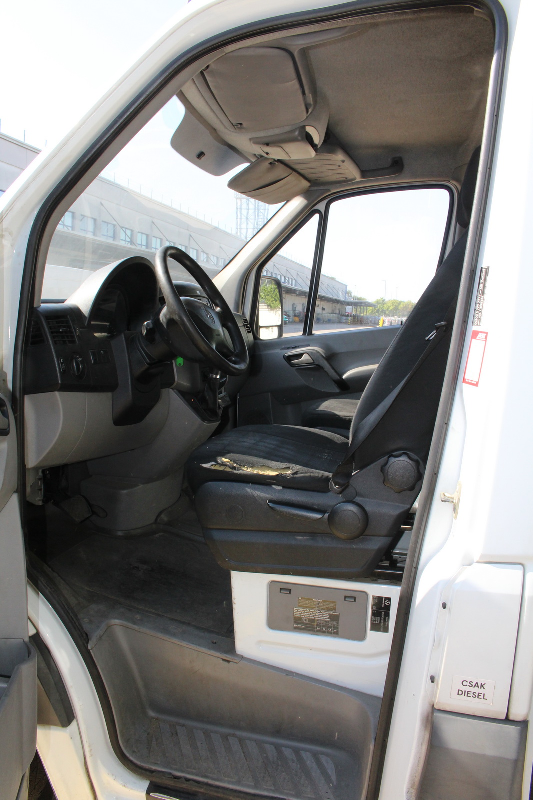 Hűtős kisteherautó 14