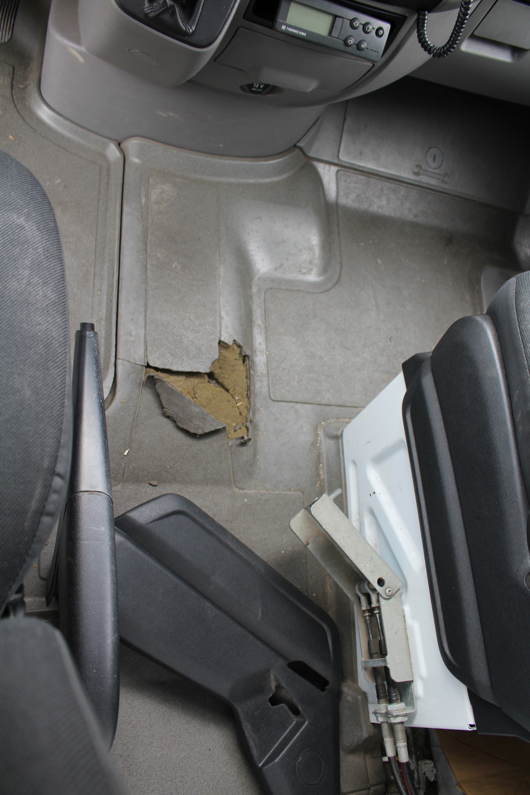 Hűtős kisteherautó 12