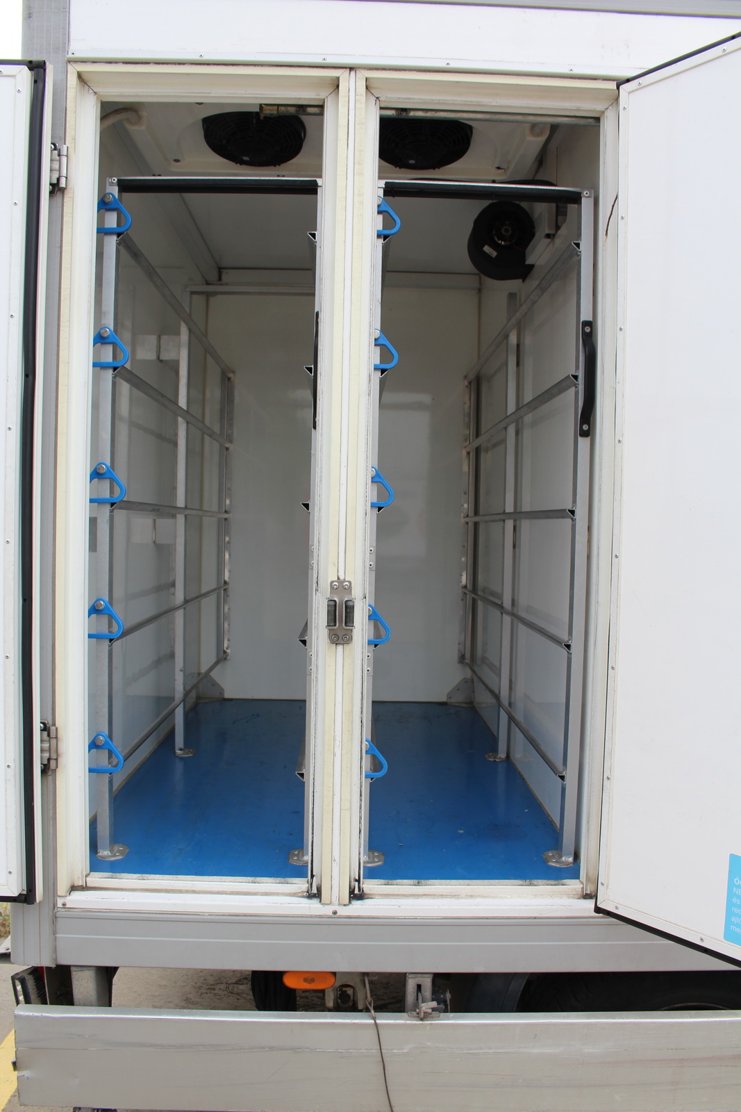 Hűtős kisteherautó 7