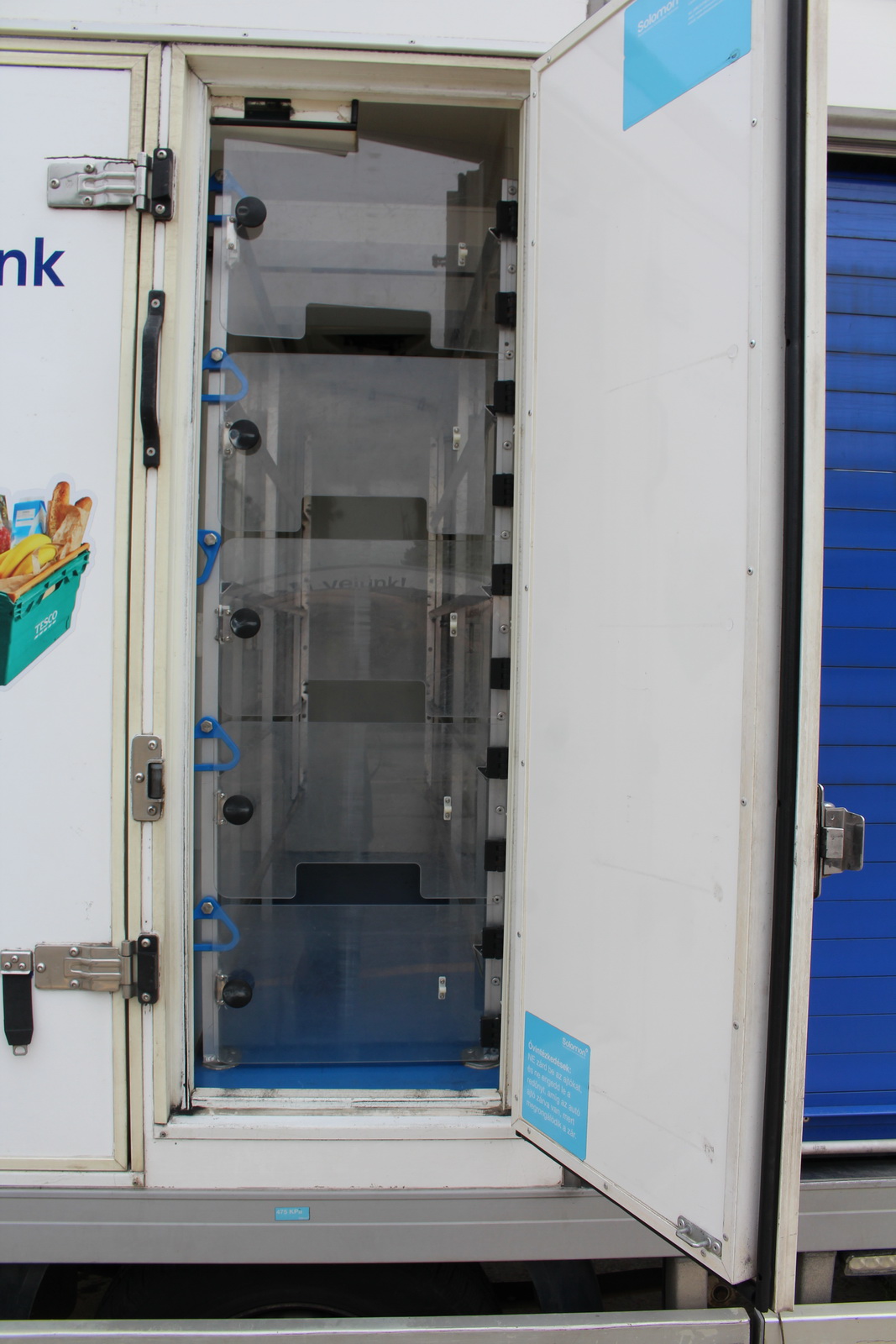 Hűtős kisteherautó 8