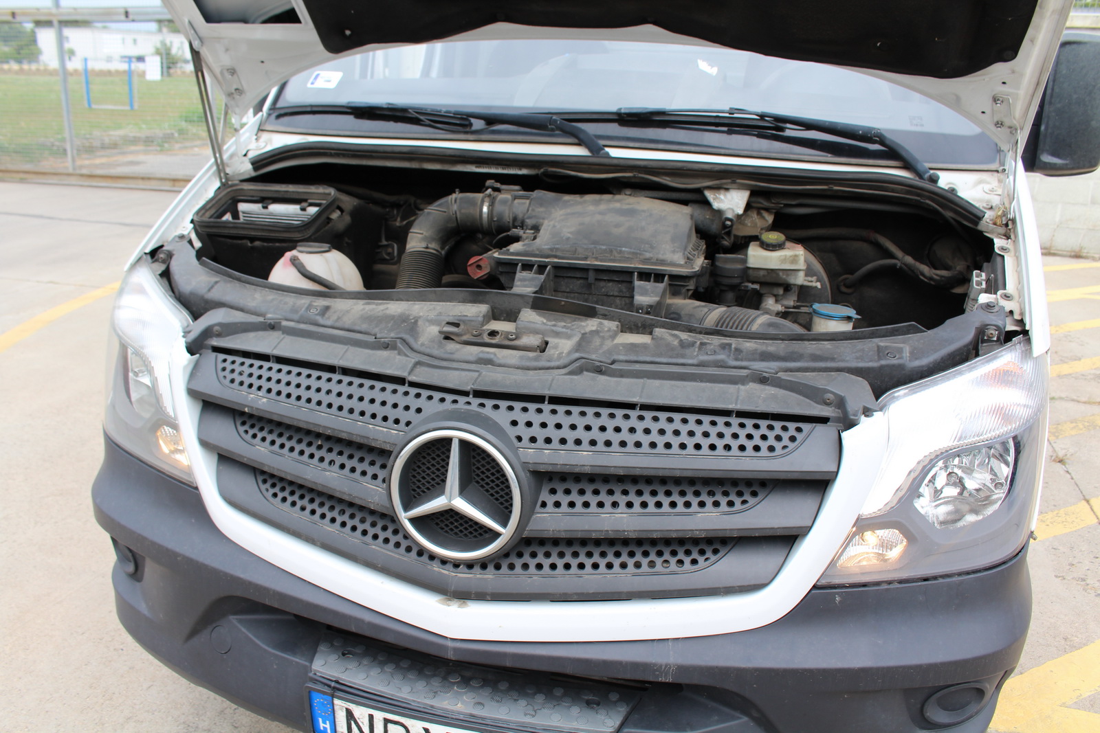 Hűtős kisteherautó 12