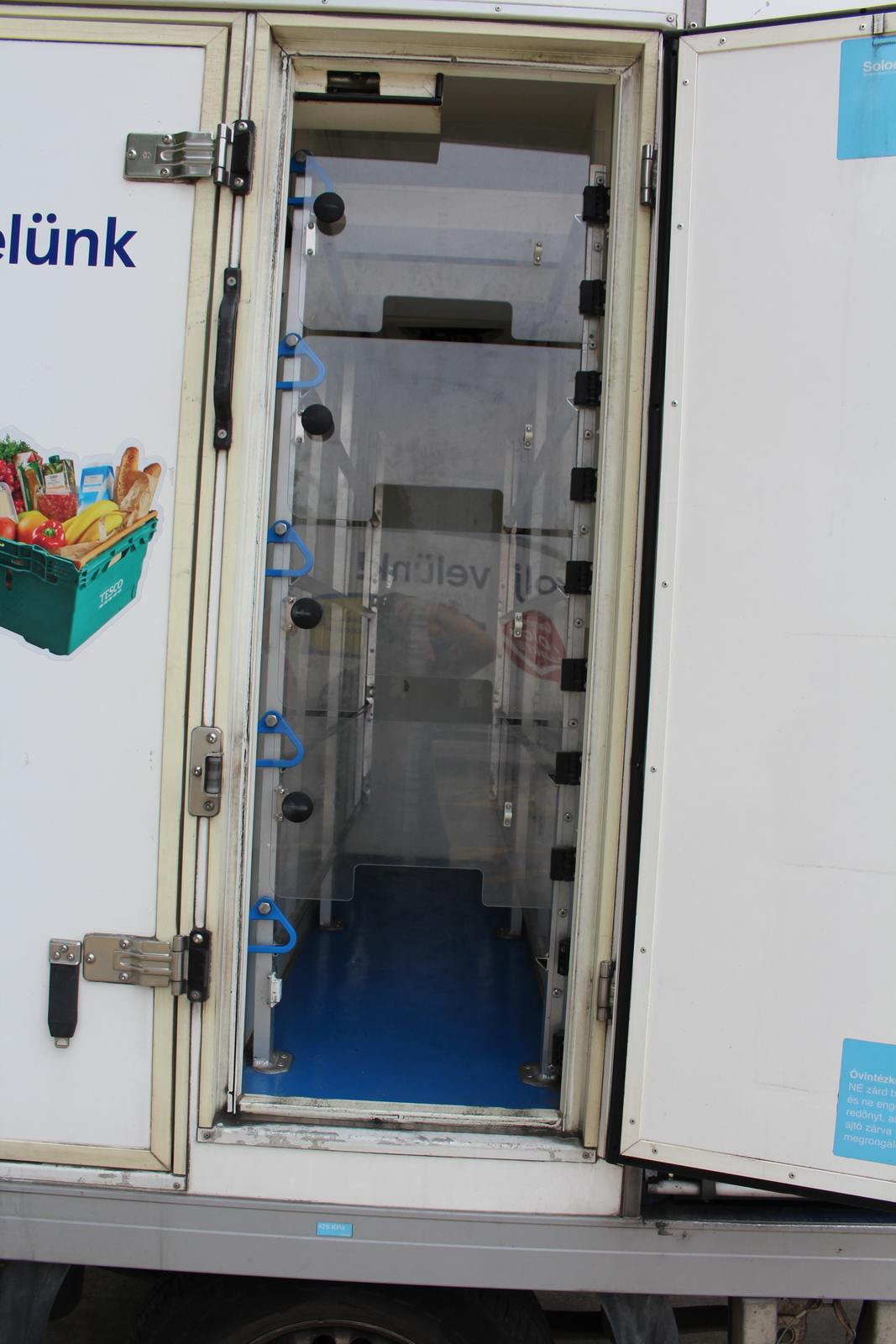 Hűtős kisteherautó 8