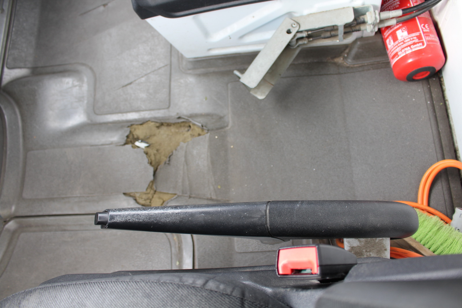 Hűtős kisteherautó 12