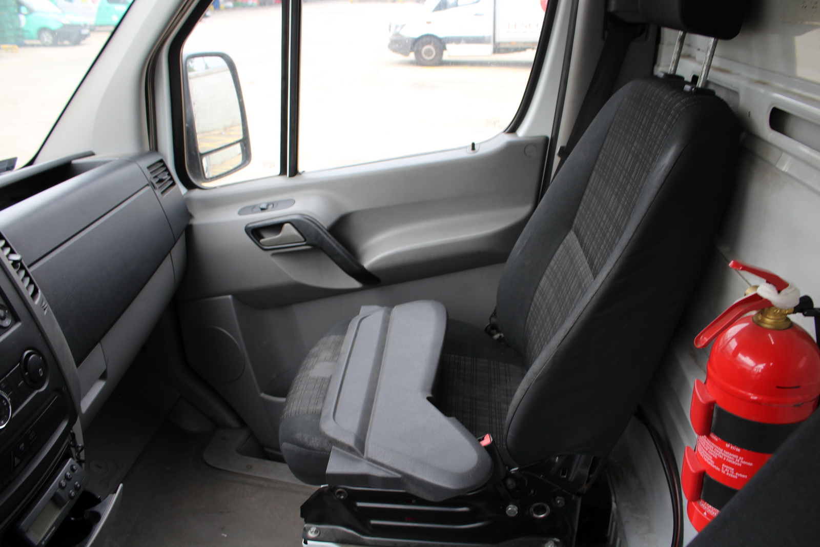 Hűtős kisteherautó 12