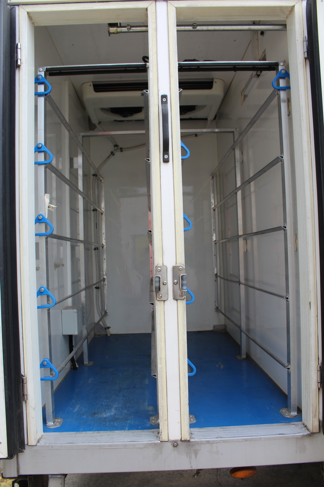 Hűtős kisteherautó 6