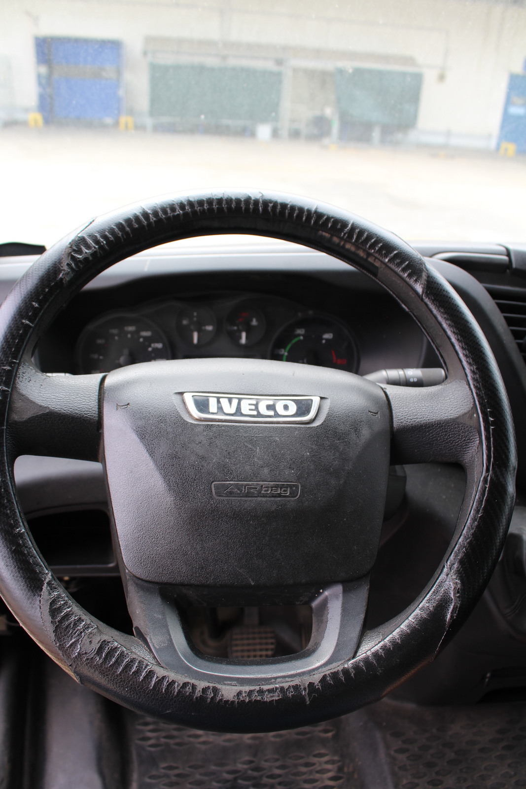 Hűtős kisteherautó 12