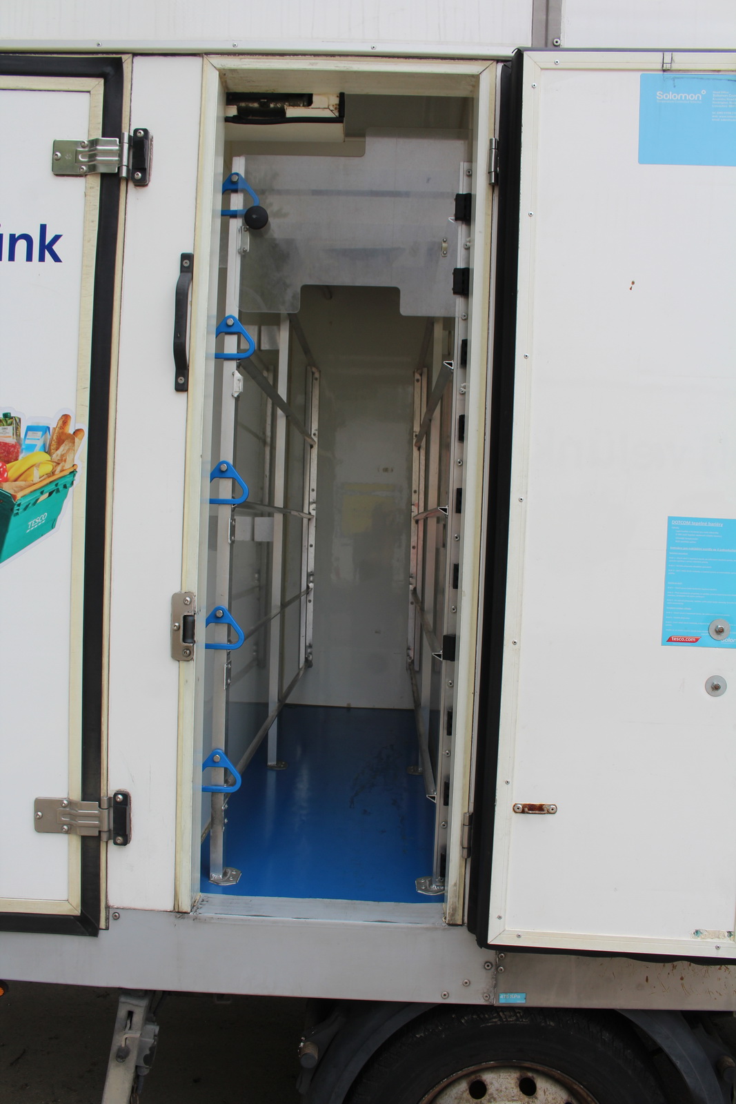 Hűtős kisteherautó 8