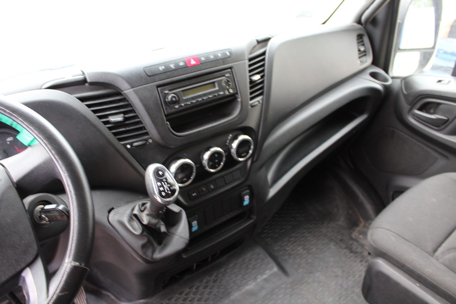 Hűtős kisteherautó 12