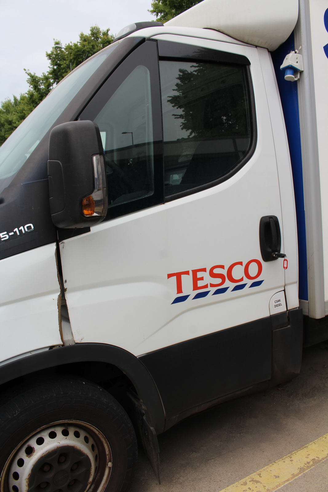 Hűtős kisteherautó 12