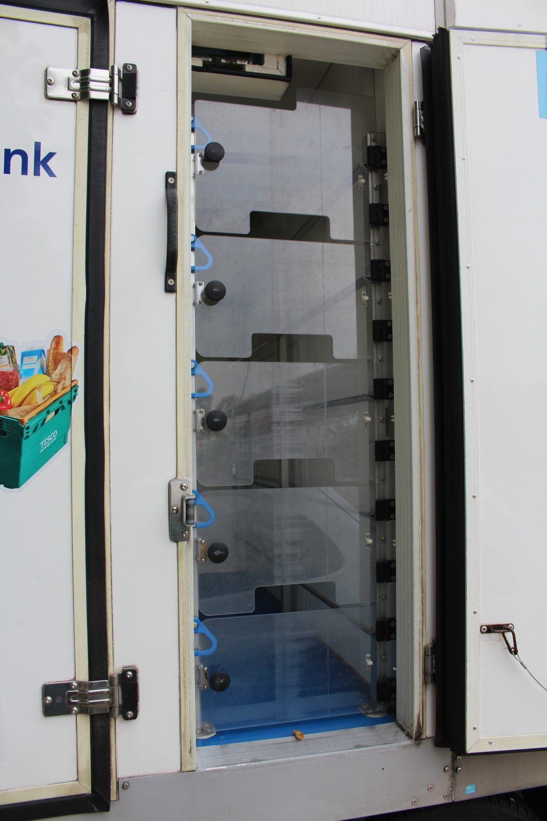 Hűtős kisteherautó 10