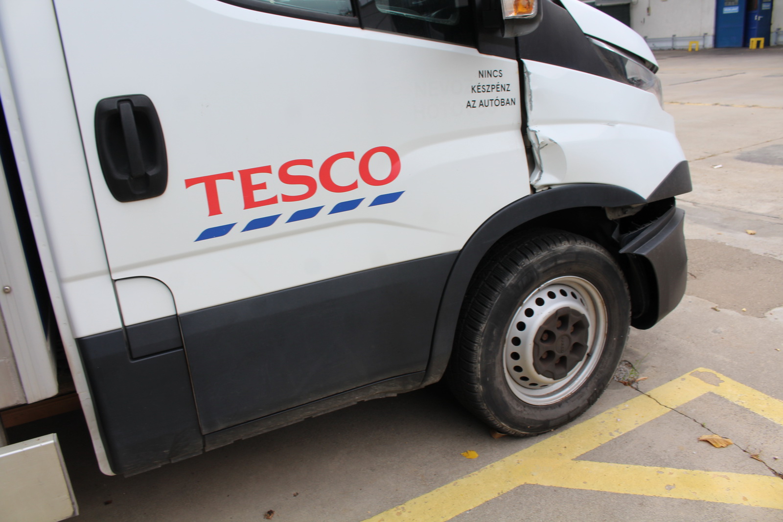 Hűtős kisteherautó 12