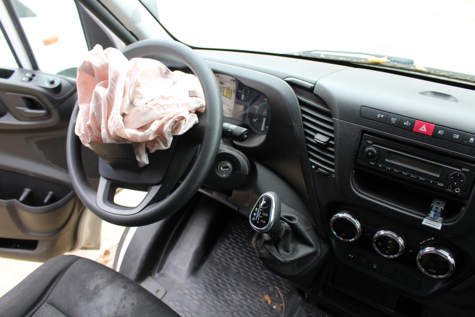 Hűtős kisteherautó 17