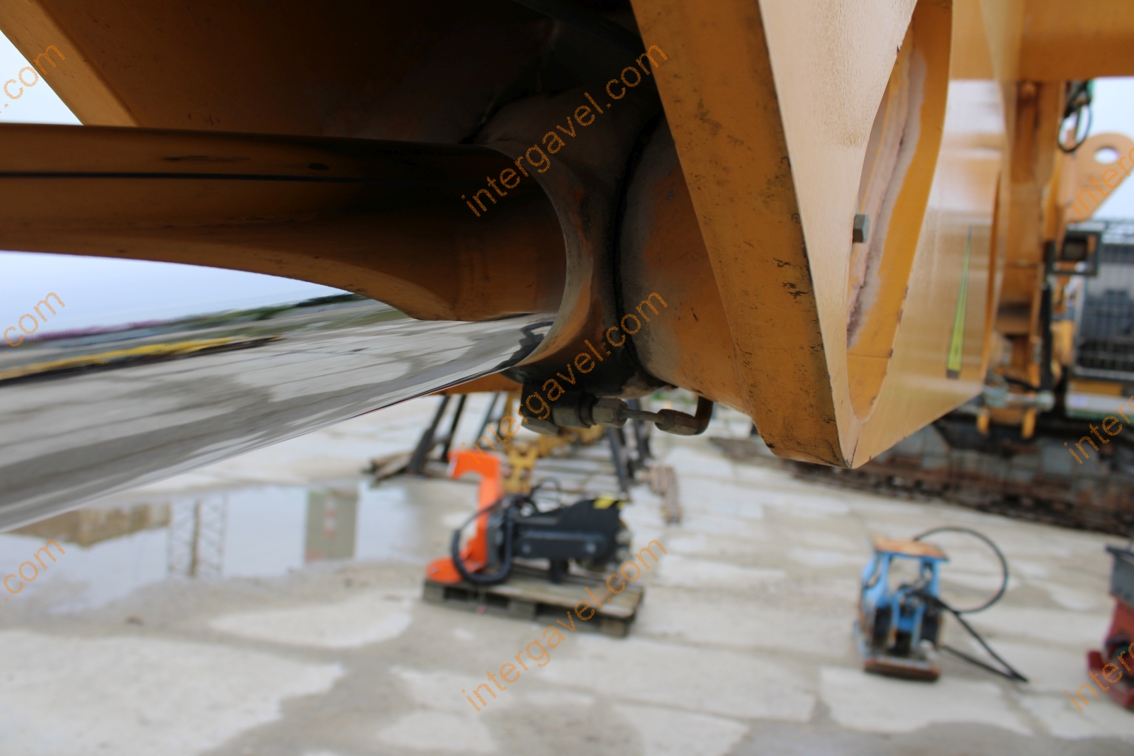 Hosszúgémű lánctalpas kotró – Liebherr 27