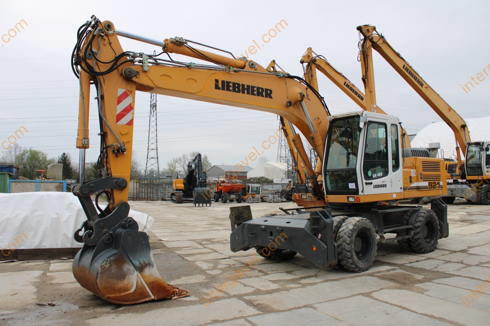 Gumikerekes kotró - LIEBHERR