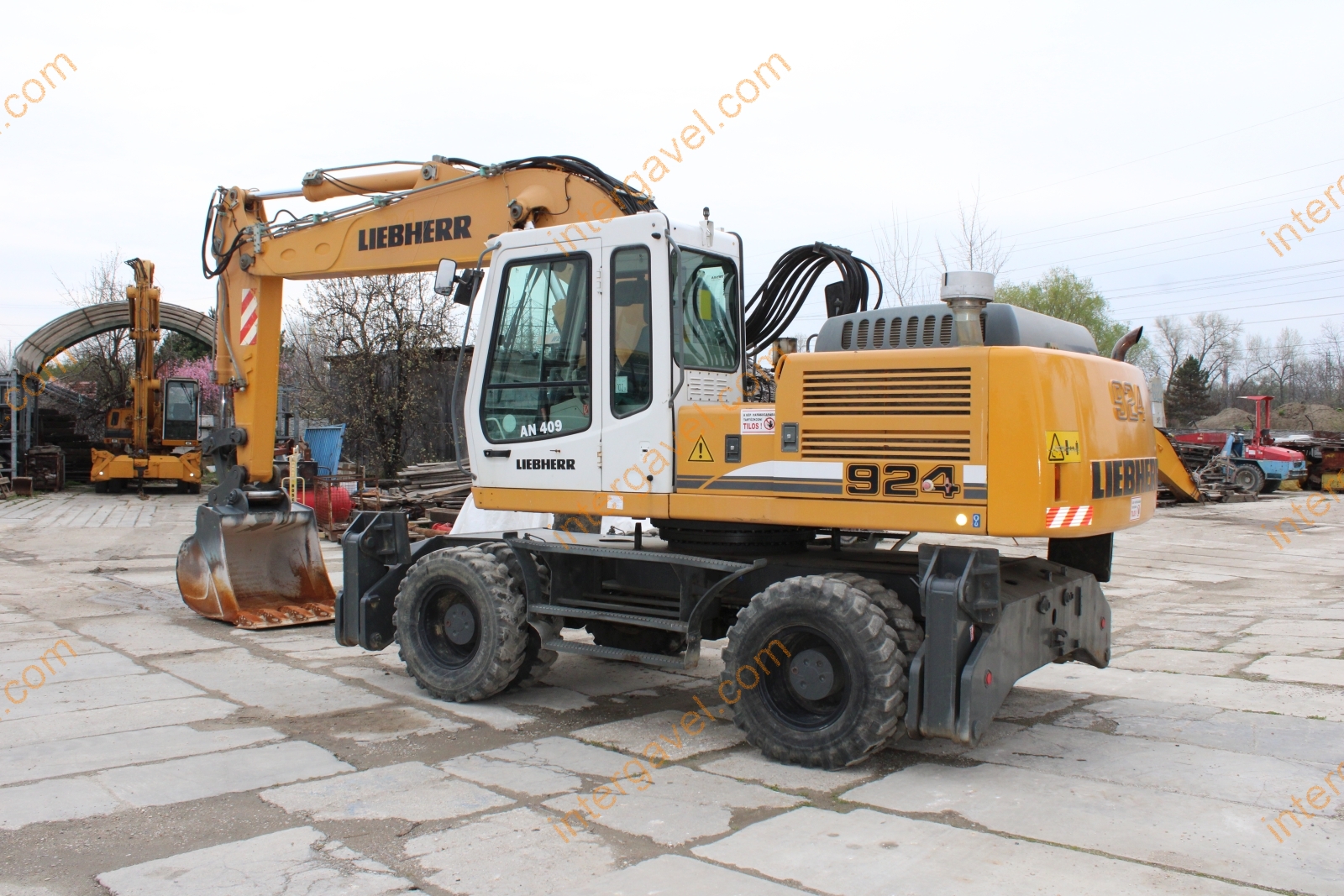 Gumikerekes kotró - LIEBHERR 2