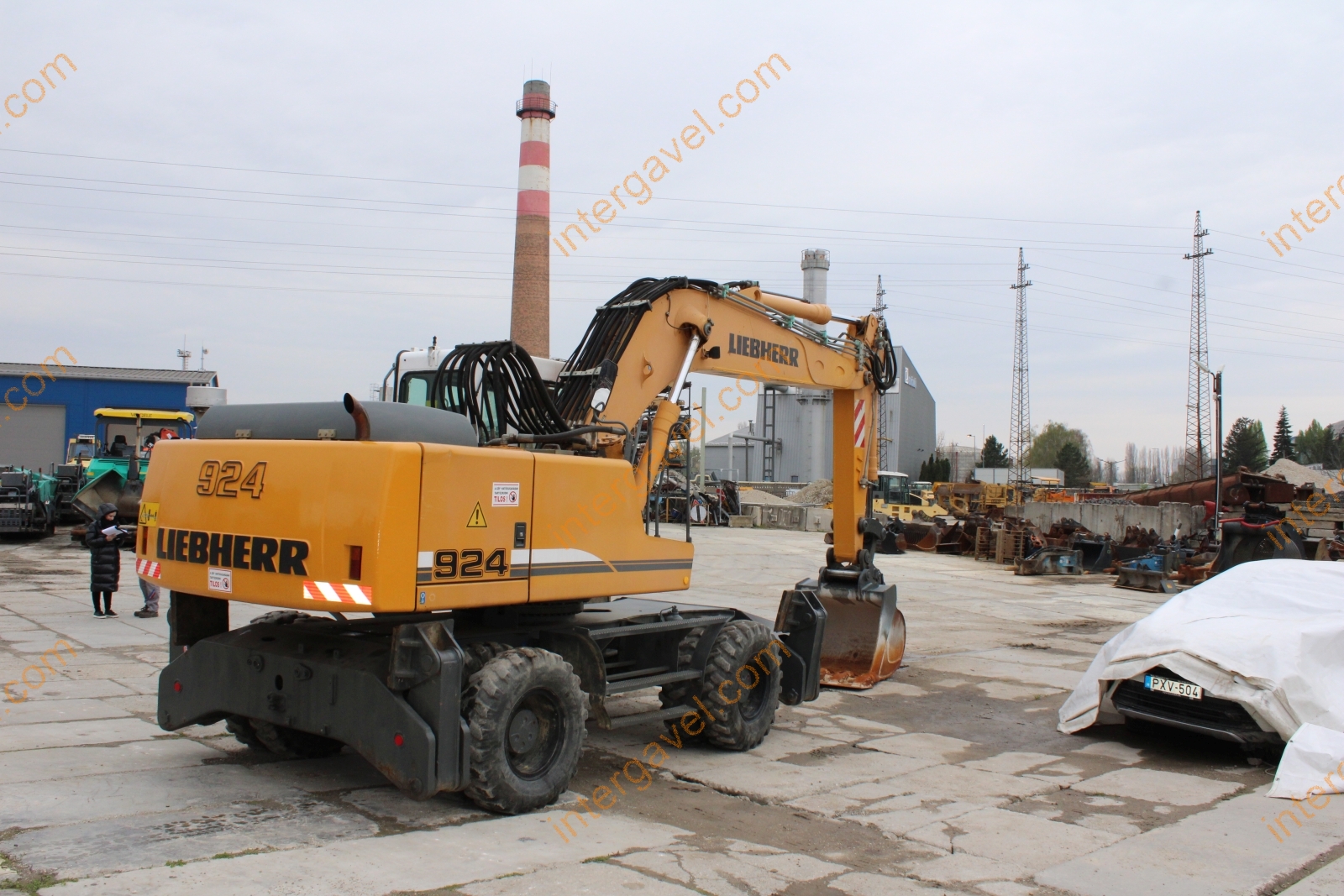 Gumikerekes kotró - LIEBHERR 3