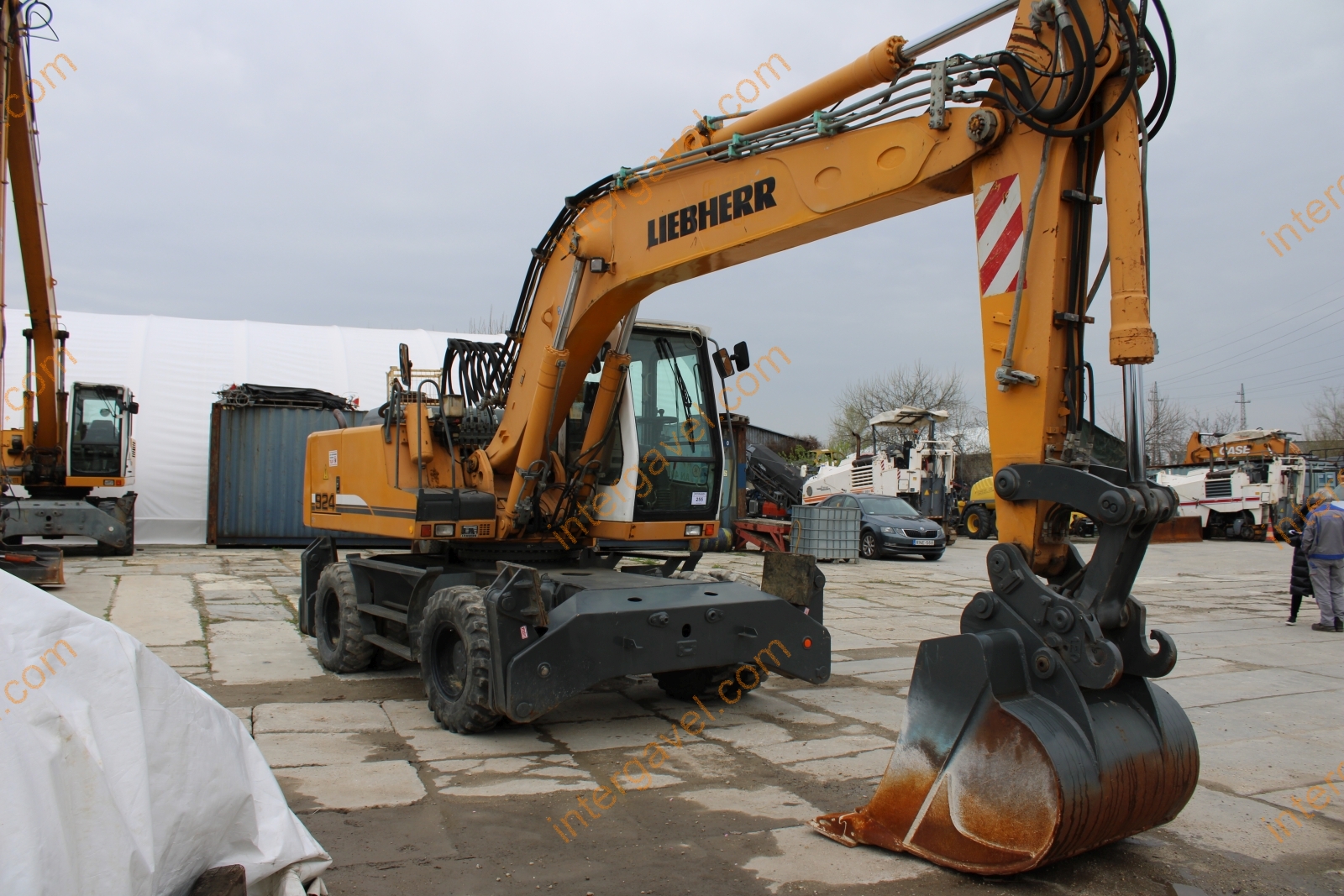 Gumikerekes kotró - LIEBHERR 4