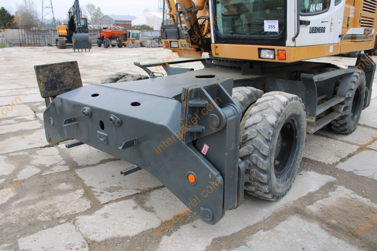 Gumikerekes kotró - LIEBHERR 12