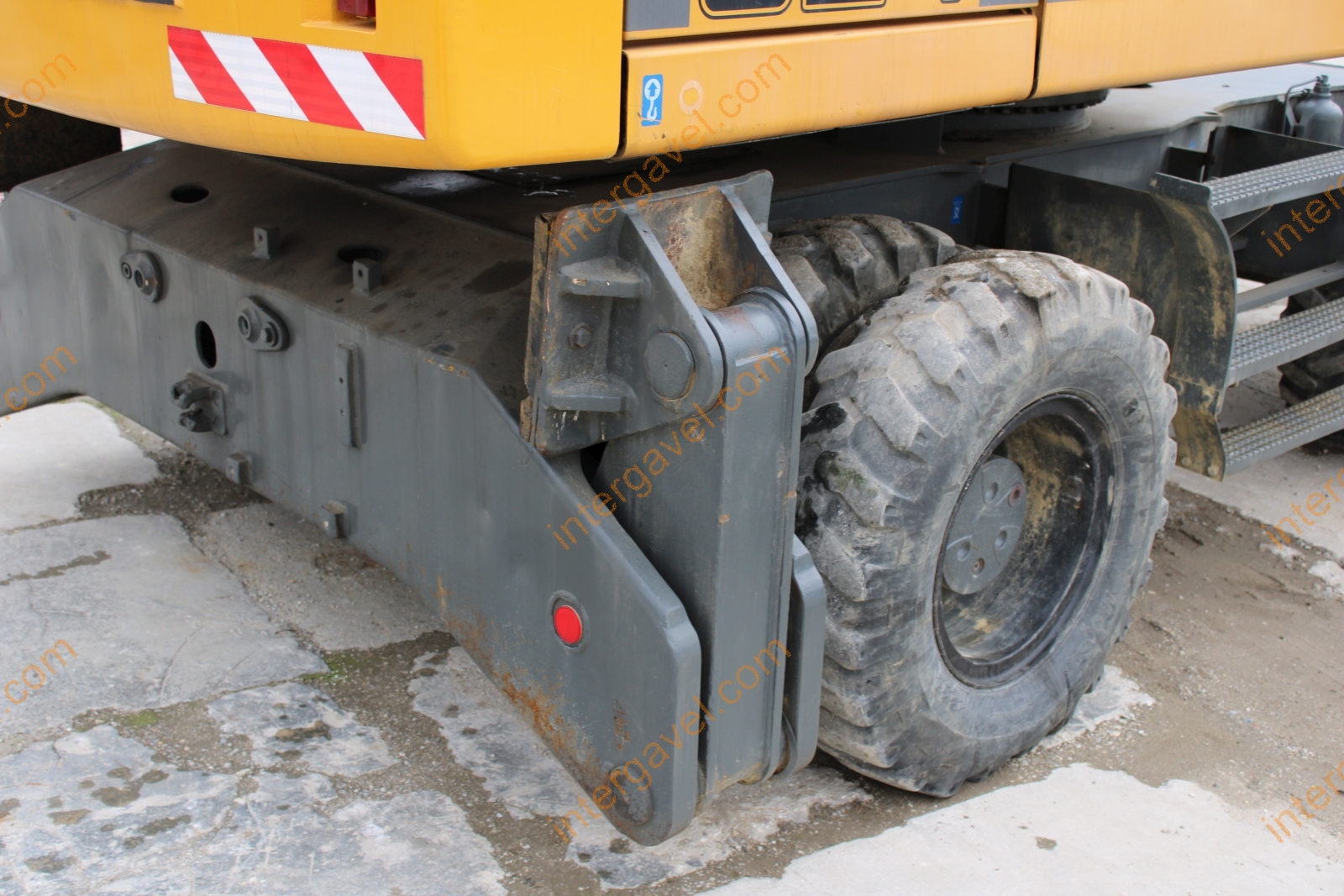 Gumikerekes kotró - LIEBHERR 25