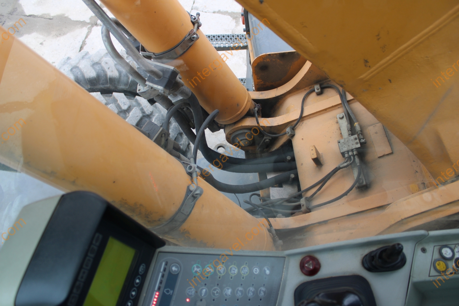 Gumikerekes kotró - LIEBHERR 66