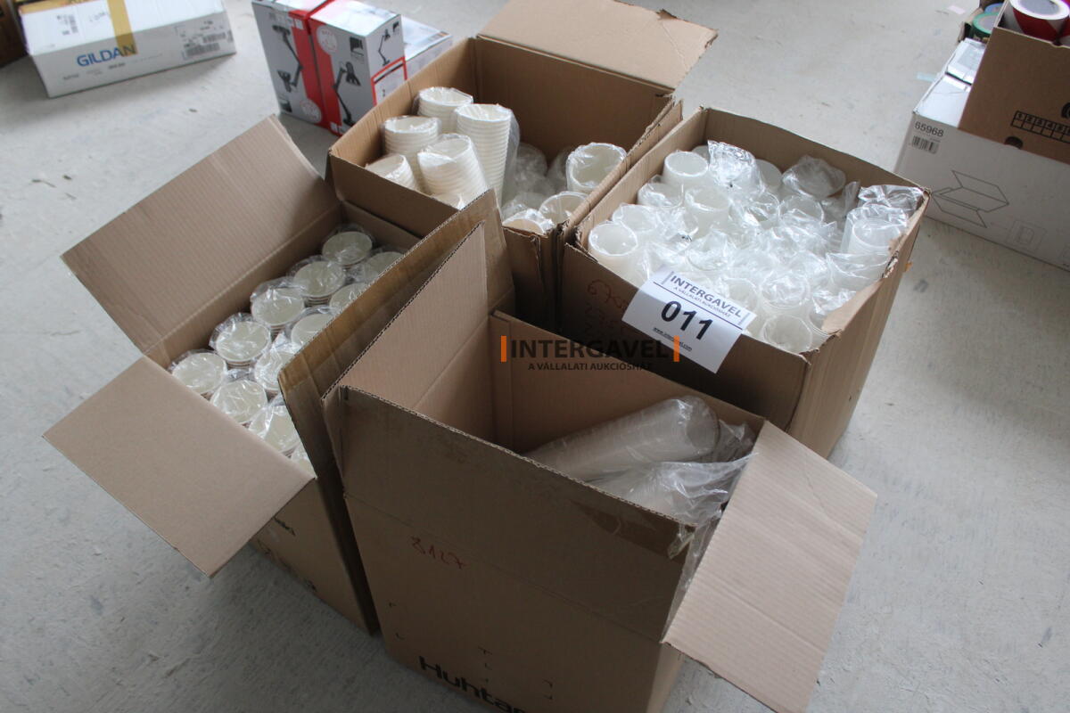 Vegyes műanyag és papír poharak