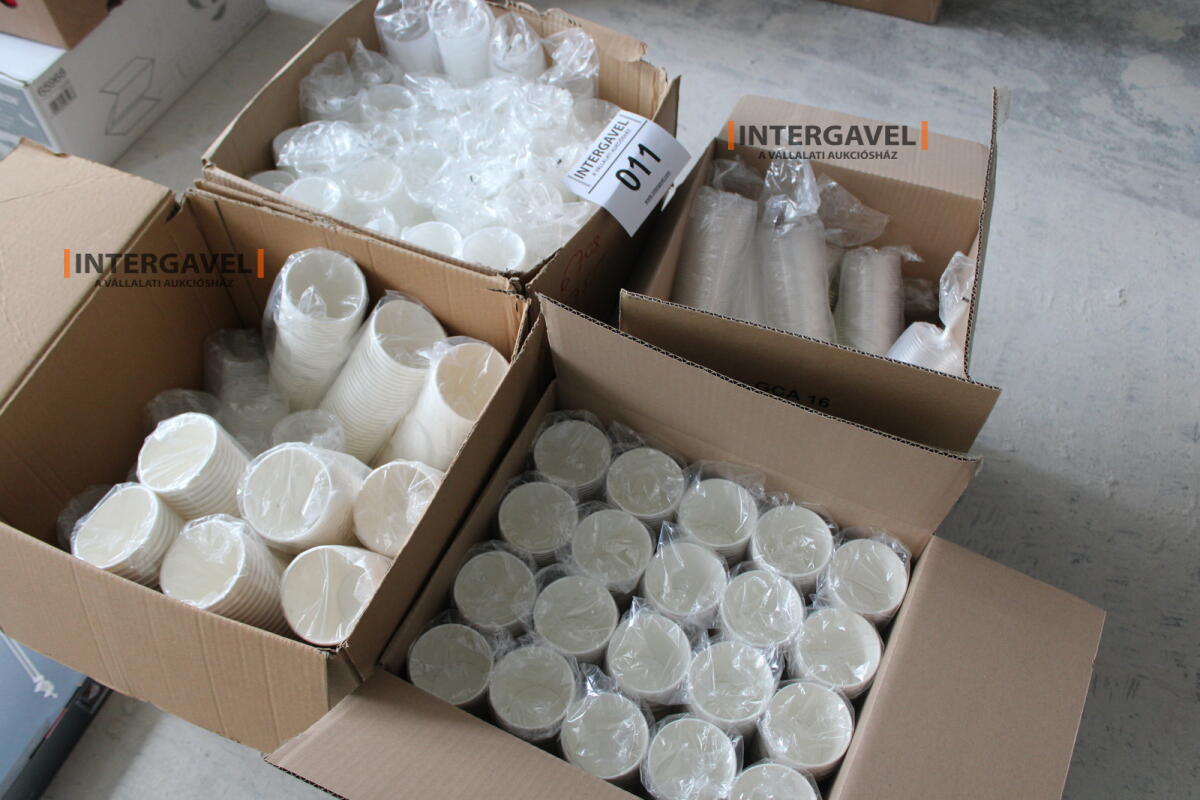 Vegyes műanyag és papír poharak 2