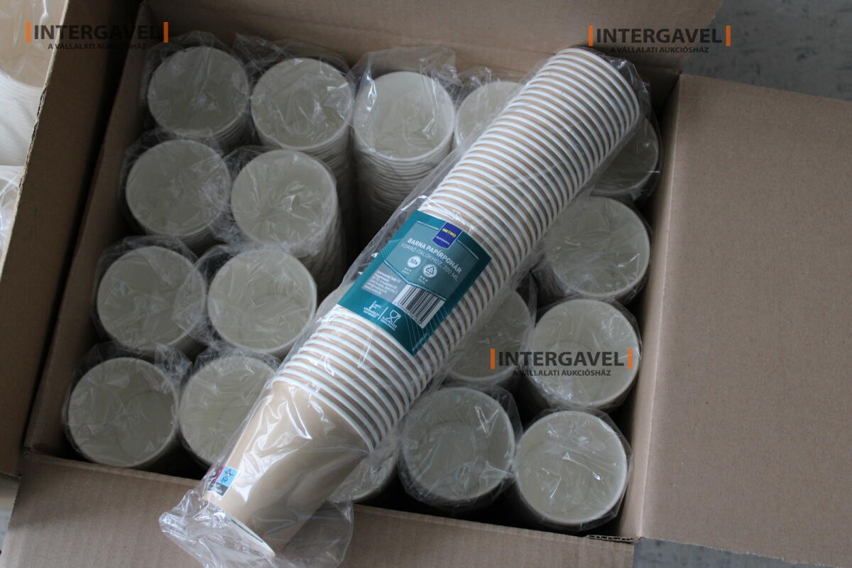 Vegyes műanyag és papír poharak 3