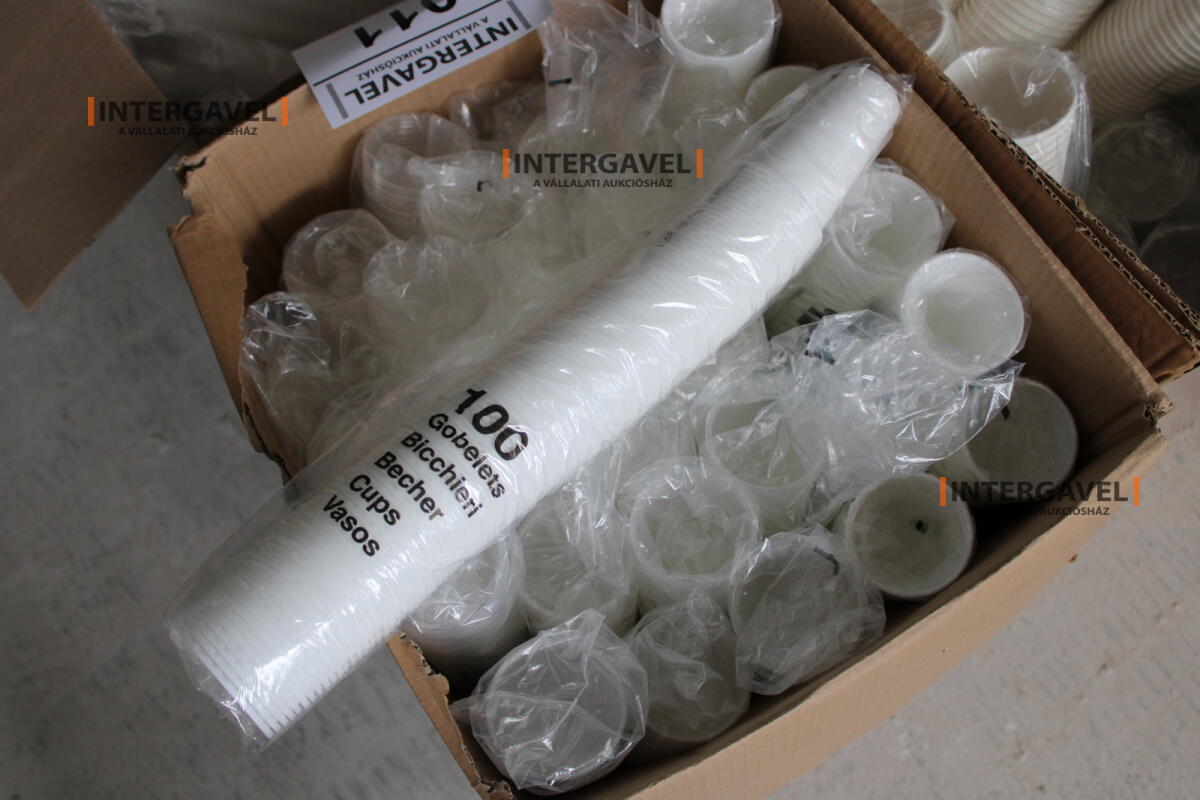 Vegyes műanyag és papír poharak 7