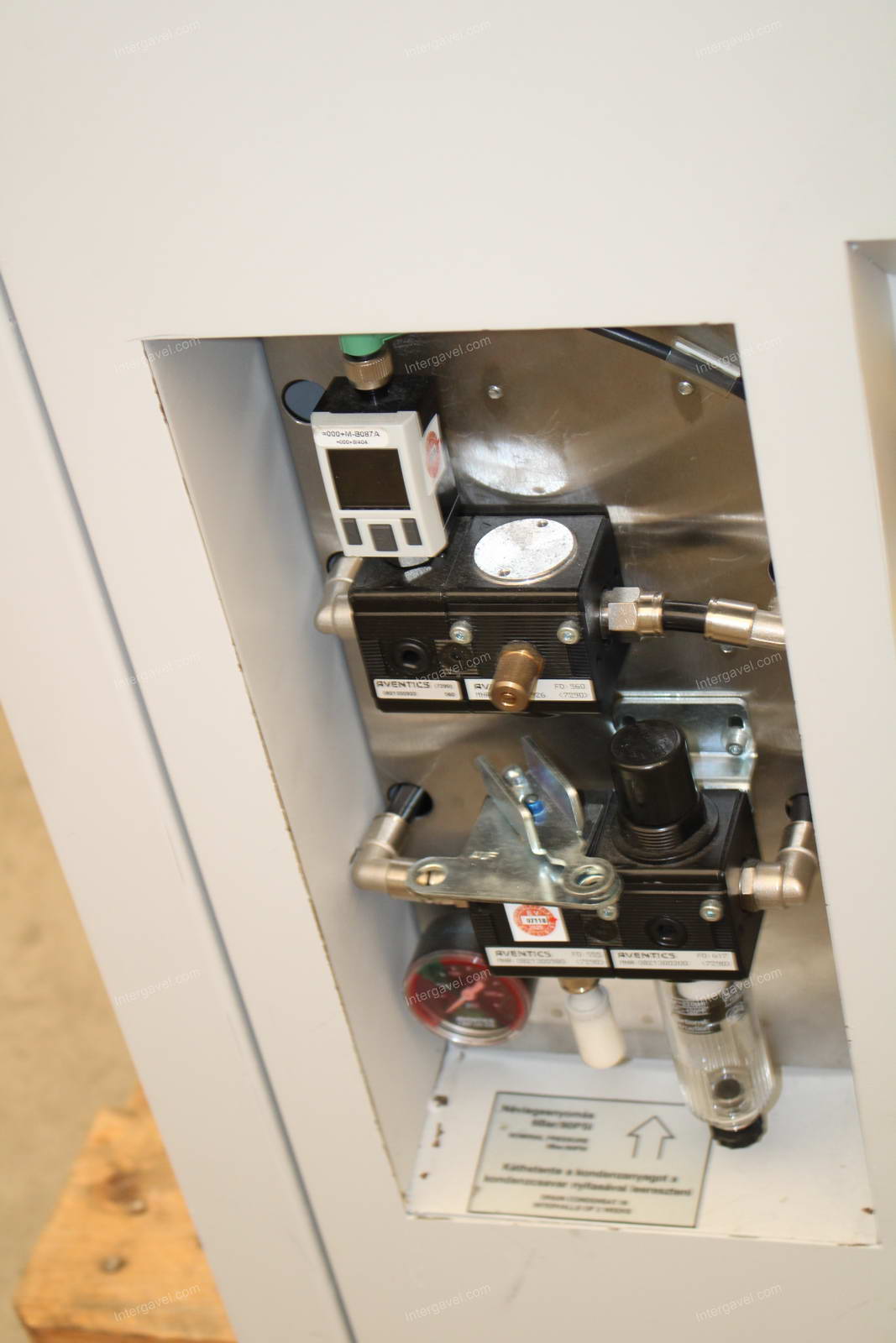 Bontott szerelő munkahely TS 80-as Stäubli robottal 16