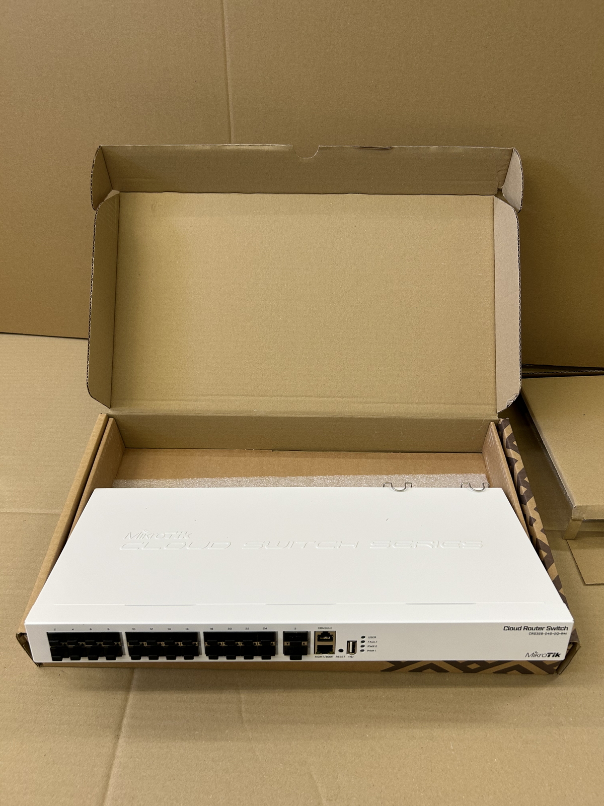 Mikrotik CRS326-24S+2Q+RM switch