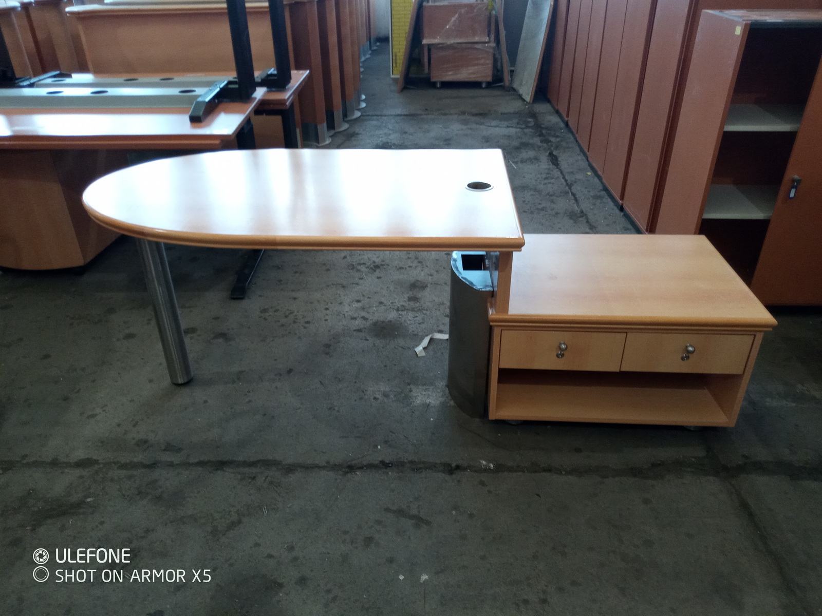 Referensi asztal fiókos résszel 2