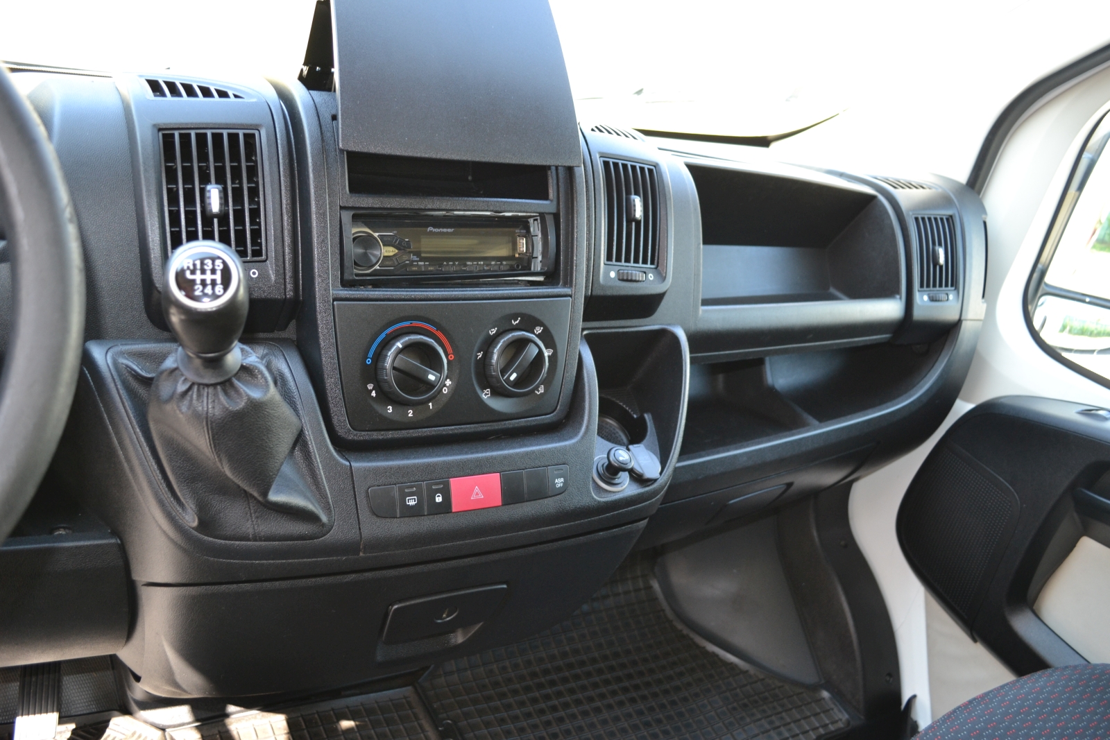 Peugeot Boxer mozgóboltos autó 21